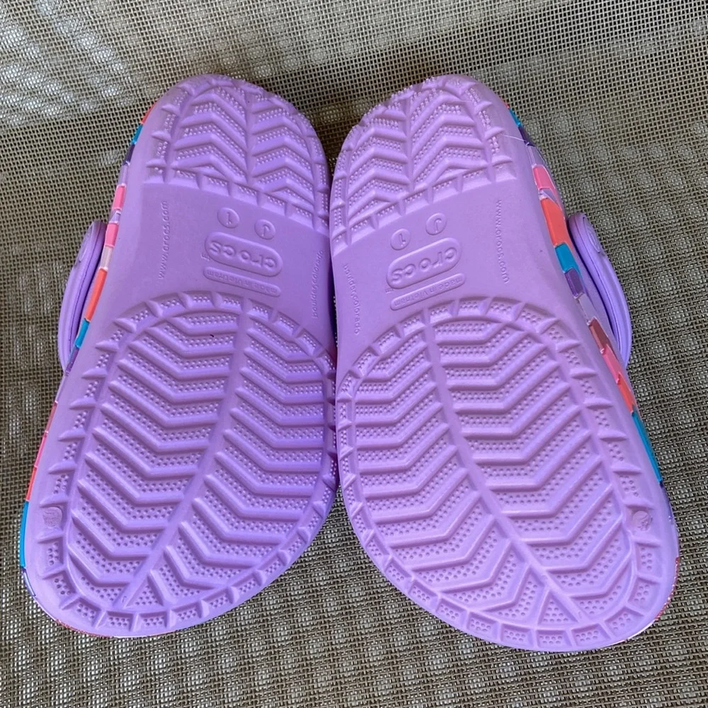 NWT CROCS (Sz-GS Kids/J1-2)Super Cute Purple Sandals w/Colorful Border Accent💜🩷